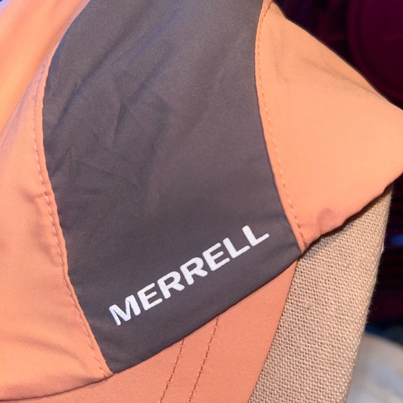 Merrell Woman’s Wick Technology Hat To Keep You Cool and Dry - Picture 3 of 4